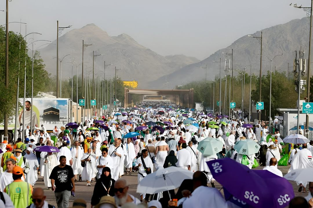 Pilgrims Gather on Mount Arafat as Hajj Reaches Peak Amid High Temperatures